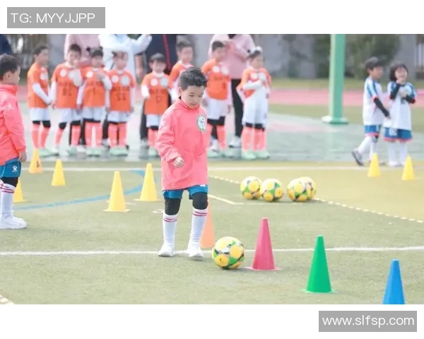 足球明星与孩子们的欢乐时光分享日常趣事与温馨瞬间