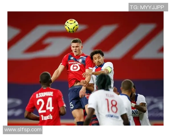 足球明星滑腿动作揭秘：如何在比赛中巧妙运用提升技术与观赏性